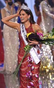 La actual miss universo, zozi tunzi, arriba al escenario del show para la coronación de la nueva soberana de la belleza. 04ohmbnmdrxbym