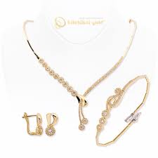 Cemenzar 14 Ayar Altin Tasli Taki Seti Bilezikci Tasli Altin Setler Bridal Gold Jewellery Designs Gold Jewelry Sets Gold Jewelry Simple Necklace