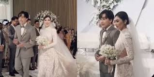 Daftar lirik lagu rohani kristen untuk pernikahan langsung saja tanpa basa basi kembali, silahkan simak penjelasan mengenai lirik lagu rohani kristen untuk pernikahan, lagu pujian, persembahan kolekte, nyanyian kidung mengenai menikah, cinta, hubungan rumah tangga, suami istri, jodoh, dan sebagainya yang terbaik. Penampilan Isyana Sarasvati Di Acara Resepsi Pernikahan Pakai Gaun Berekor Panjang Yang Curi Perhatian Kapanlagi Com