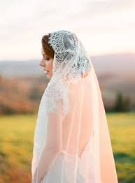 Coiffure de mariée longueurs bouclées. Coiffure De Mariee Et Voile 25 Exemples Pour Vous Inspirer