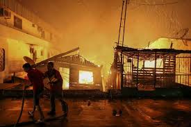Incêndio iniciou após um raio atingir um contêiner, de acordo com os bombeiros. Incendio Destroi 500 Casas De Madeira E Deixa 17 Feridos Em Manaus 18 12 2018 Cotidiano Folha