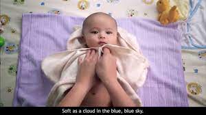 Here's how to sponge bathe a newborn. Johnson S How To Give Your Newborn A Bath Youtube