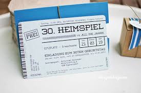 Fussballtickets Einladungen Und Eine Flaschenanhanger Anleitung Fussball Tickets Einladungen Einladung 30 Geburtstag