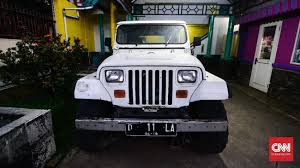 Ada yang menyebut kecelakaan terjadi 03:00 dini hari sedangkan yang lain mengungkap waktu kematian nike. Jumpsuit Emas Dan Sisa Kenangan Nike Ardilla Di Sudut Bandung