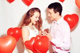 Die schönsten geschenkideen zum valentinstag. Mann Macht Seinem Reizenden Schatzmadchen Geschenk Junger Mann Der Ein Geschenk Gibt Verbinden Sie Geschenke Fur Liebhaber S M Stockfoto Bild Von Junger Fur 107968452