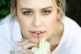 Amanda Kaylor's Instagram, Twitter & Facebook