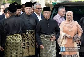 Astro awani sedang mendapatkan maklumat lanjut tentang upacara itu buat masa ini. Themalaysianinsight On Twitter Muhyiddin Angkat Sumpah Jawatan Pm Tanpa Majoriti Kata Dr Mahathir Https T Co Wrayj1pxea