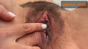 La figa pelosa della MILF si masturba da vicino e viene zoomata aperta