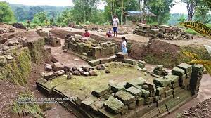 Candi gambar wetan ini tinggallah menyisakan bagian bawahnya saja. Menelusuri Temuan Baru Situs Candi Gambar Wetan Blitar Manusia Lembah