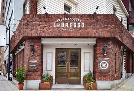 lebresso 於2014年於鶴橋區開業 憑藉招牌每日鮮製手工方包及咖啡打響名堂 招牌手工方包 lebresso bread 以獨家配方和烤焗方法製作 質感濕潤鬆軟充滿彈性 即叫即烤成吐司 配搭自家製蜂蜜奶油或天然果醬及手工咖 building design coffee stands house styles
