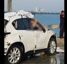 Identiti kereta terhumban di laut di jambatan pulau pinang. Gambar Kenderaan Suv Terjunam Dari Jambatan Pulau Pinang Berjaya Dinaikkan