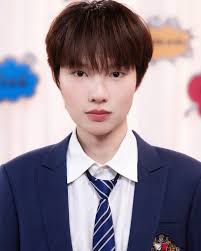 Program musik dan variety “4 Podum” resmi membuka episode pertama dengan  kejutan istimewa. Dua bintang tamu spesial, Keng Harit dan Namping Napat,  hadir meramaikan panggung bersama para host utama Kan, Dome, Gam,