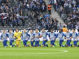 Germany Bundesliga Soccer Club Hertha Bsc Berlin Playes Kneel Down Prior To Bundesliga Soccer Match Saturday Oct 14th 201 Hertha Hertha Bsc Fussball Magazin