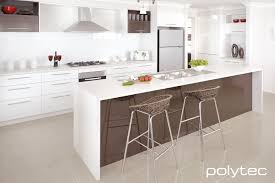 Doors In Melamine Classic White Sheen And New Barron Alder Sheen Bench Top In Laminate Pearl Fabrini Matt Kitchen Design Laminate Kitchen Kitchen Photos