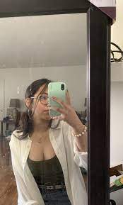 This is a teeny tiny detail that can make a really big difference. Mirrorfie How Do You Properly Hold A Phone When Taking A Mirror Selfie Selfie