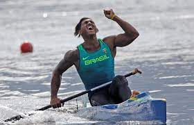 Queiroz was burnt as a pot of boiling water aged three and then kidnapped two years later. Destaque No Rio 2016 Isaquias Se Sagra Bicampeao Brasileiro Em Curitiba Jovem Pan