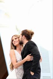Hochsteckfrisuren hochzeit, hochzeitskleid mit perlen, spitzen, rote rosen, schönes diadem wellen frisur hochzeit hochzeit frisuren lange haare blumen hochzeit haare elegante hochzeit frisuren. Heidi Klum Brautkleid So Schon War Das Hochzeitskleid Glamour