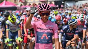 A falta de tres kilómetros, el único escapado era yates, pero el trabajo del gregario de lujo del líder le recortaba segundo a segundo al británico. Icseuqxugaozpm