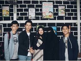 Istri aktor zikri daulay, henny rahman memutuskan untuk lepas hijab. 9 Potret Kompaknya Keluarga Daulay 3 Putra Ganteng Semua