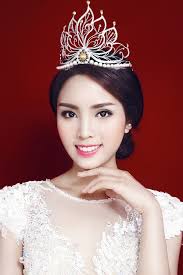 Phát hoảng khi bóc giá loạt vương miện của Hoa hậu Việt