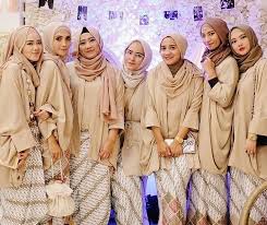 Aplikasi desain baju apa sajakah. 10 Inspirasi Gaun Kebaya Bridesmaid Berhijab Sopan Dan Jauh Dari Kesan Berlebihan