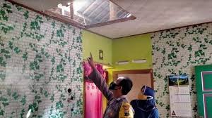 Birbiriyle grup halinde üçlüler örn: Sedang Asik Nonton Televisi Rumah Rodiyah Warga Purbalingga Ini Kejatuhan Mercon Atap Rumah Jebol Tribun Jateng
