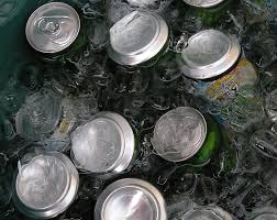 latas, bebidas, hielo, agua, aluminio, refrigeradas, vista de ...