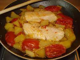 Preparare una padella con olio d'oliva a fuoco alto e friggere ogni pezzo di merluzzo. Filetti Di Merluzzo Con Pomodori E Patate