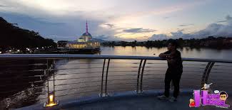 This musical fountain show is a major attraction and draws. Apa Yang Menarik Di Jambatan Darul Hana Kuching Sarawak Hans