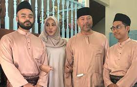 Kerjaya lakonan beliau bermula ketika berusia 18 tahun setelah menjadi finalis pertandingan dewi remaja 1990/91. Umie Aida Izinkan Suami Kahwin Lain Iluminasi