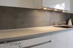 Grossformatige Fliesen In Einer Gewachsten Betonoptik Hier Als Kuchenspiegel Mit Kuchenspiegel Fliesenspiegel Kuche Fliesen Kuche