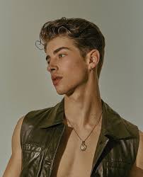 His character and arón piper's ander will be in a relationship in the fourth season of elite. Manu Rios Photos 47 Of 107 Last Fm