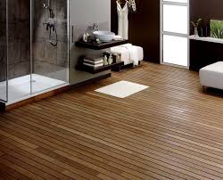 Ne manquez pas de découvrir toute l étendue de notre offre à prix cassé. Parquet Salle De Bain Pont De Bateau Meuble Sous Vasque En Bois Fonce Et Cabine De Douche En Verre Tra Parquet Salle De Bain Salle De Bain Bois Parquet Bambou