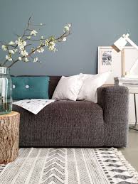 het blanke hout van de muuto wood lamp tegen de blauwgrijze muur geeft een mooi contrast fijne leesplek va woonkamer decoratie thuisdecoratie bruine woonkamer