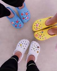Aesthetic Black Crocs With Charms Pin By Heather Cronan On Crocs Cute Shoes Crocs Crocs Shoes