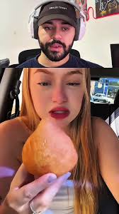 Os Três Cachorros Comendo Coxinha