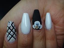 Uñas acrílico negras mate si estas buscando uñas acrílico negras con amarillas, aquí te vamos a compartir una gran cantidad de imagene sde uñas acrilicas y también de uñas acrilico negras. Unas Negras Mate Con Flores De Acrilico Blanco By Lsu1972v