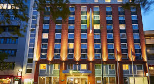 Tren istasyonuna yakın, merkezî bir yerde konumlanan bu otel, terastaki restoran ve çocuklar için çocuk yemekleri, özel menü, masa oyunları sunmaktadır. Group Booking Holiday Inn Express Berlin City Centre West Berlin