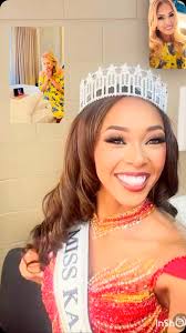 This is what dreams are made of. 💫⭐️❤️ At the iconic @sherrihill Show. I  love every single one of them. Never a dull moment. I just love hanging out  with good people.