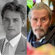 Bức ảnh đầu tiên khi Alain Delon mới 23 tuổi (1958), và bức ảnh thứ hai  (tháng 4/2024) khi ông đã 88 tuổi. Nhưng ông đã và vẫn còn rất phong độ.