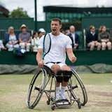 Sa division de l'histoire de l'humanité en trois âges entraîne la renaissance du millénarisme chrétien au moyen âge  2 . The Uniqlo Interview Joachim Gerard Itf