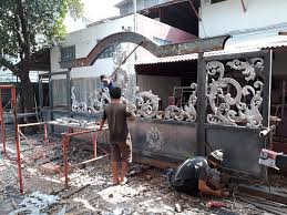 Tertarik menggunakan besi sebagai bahan pagar di rumah? Jasa Pembuatan Pagar Dan Railing Klasik Besi Tempa Di Margonda Depok