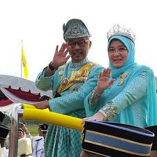 Sultan of pahang asia, celebrity photos, southeast asia. Raja Permaisuri Agong Jahit Sendiri Kain Samping Yang Di Pertuan Agong Untuk Hari Pertabalan Nona