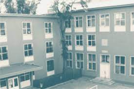 Está considerado la máxima figura de la literatura española y es universalmente conocido por haber escrito el ingenioso hidalgo don quijote. Liceul Cervantes