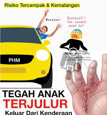 Rakaman kejadian jam 8.30 malam itu tular di facebook (fb) selepas ia dikongsikan pengguna. Public Health Malaysia Malang Tidak Berbau Jangan Tangisi Kesilapan Ini Seorang Kanak Kanak Dikejarkan Ke Bahagian Kecemasan Setelah Terlibat Dengan Kemalangan Hairan Sungguh Bagaimana Kanak Kanak Boleh Alami Mengalami Crush Injury