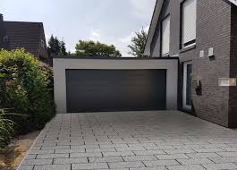 Durch zeitlose formen und akteure, die kennzeichen metall bauen original weise in jedem raum. Schone Doppelgarage Passend Zum Haus Mit Ral7016 Sektionaltor Doppelgarage Garagenbau Garage Bauen