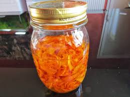 Aller C Est La Saison Pour Lancer Un Petit Macerat De Carottes D Ici Quatre Semaines J Aurai Une Huile Plein Macerat Huileux Huile De Carotte Soins Naturels