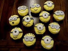 Der fondant kann/ könnte ebenfalls am vortag gemacht werden. Einfach Unverbesserliche Minion Cupcakes Mit Offenen Sinnen