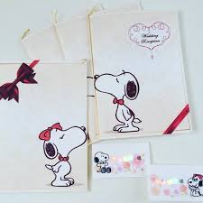 レポ27 席次表と席札は手作り 席次表の表紙は もし自分が結婚式するならこの子に作ってもらいたい って思ってた友達にデザインしてもらいました 夢が叶った 席札は イメージに合う花の素材が探せなくて 家にあったシールをスキャンで取り込んで使うという