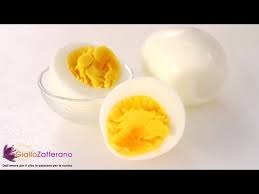 Bollire una piccola quantità di acqua in una casseruola, e poi, quando l'acqua bolle delicatamente su un cucchiaio un uovo messo in due: Scuola Di Cucina Bollire Le Uova Youtube